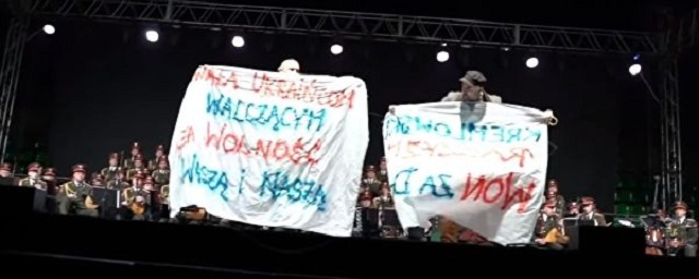 В Польше радикалы пытались сорвать концерт ансамбля Александрова